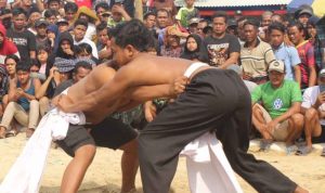 Pertandingan Pathol Sarang di pantai Rembang. (Foto : rembangkab.go.id)